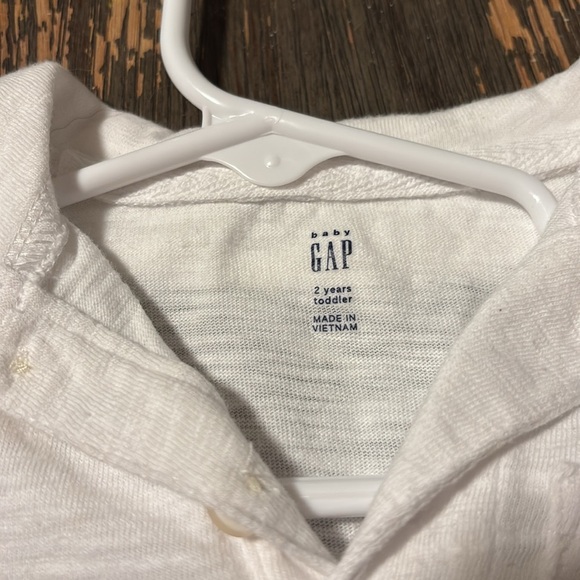 GAP Kids 2x 2T Button Down Shirts - 1xLight Blue SSS and 1xCream LSS. ExltCndtn - Picture 8 of 11